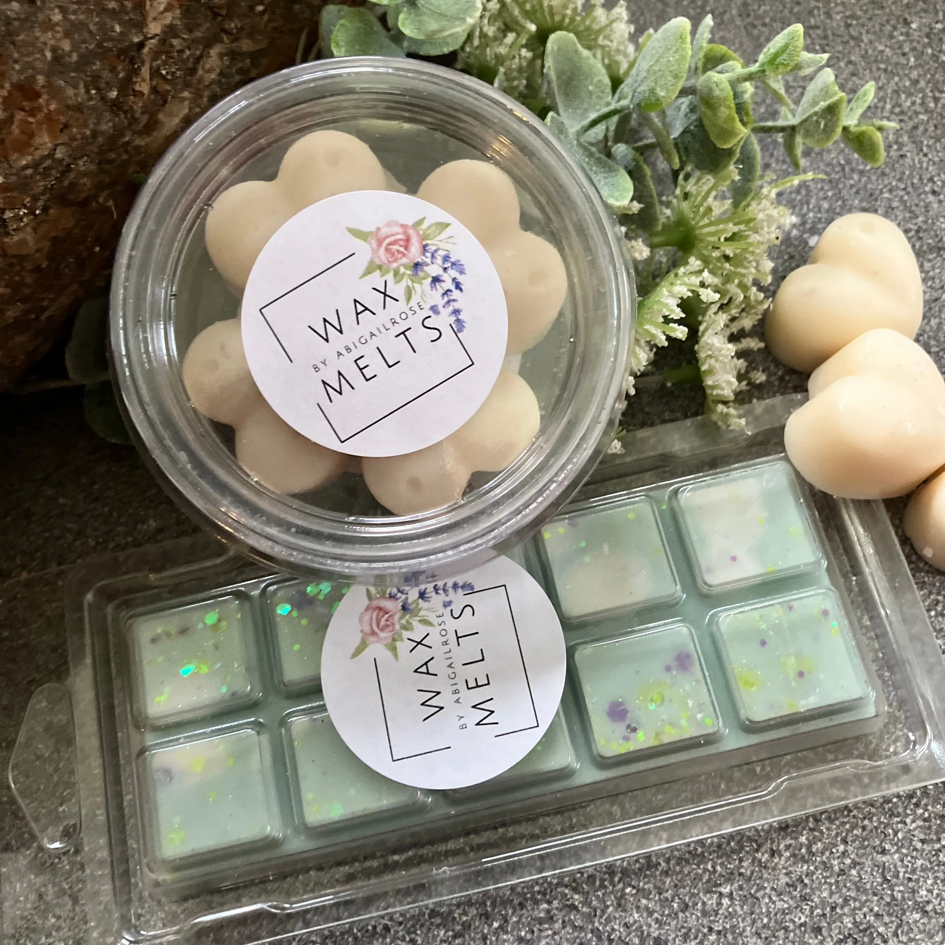 Wax Melts - snap bars and heart shapes in pot all beautifully fragranced